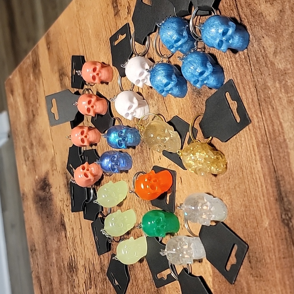 Skull Keychain Resin Handmade Spooky Halloween Tons Of Colors U Choose - Picture 1 of 4